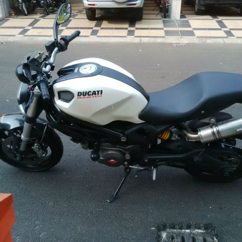 Ducati-monster-696-2