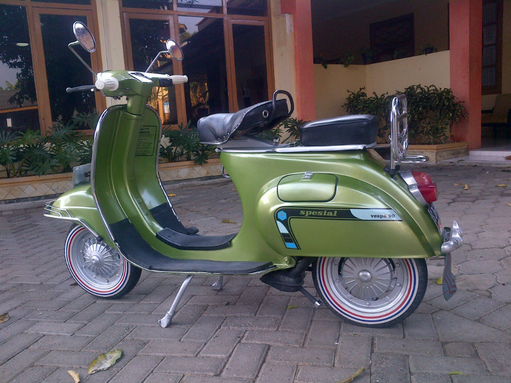 Итальянский скутер Vespa 946