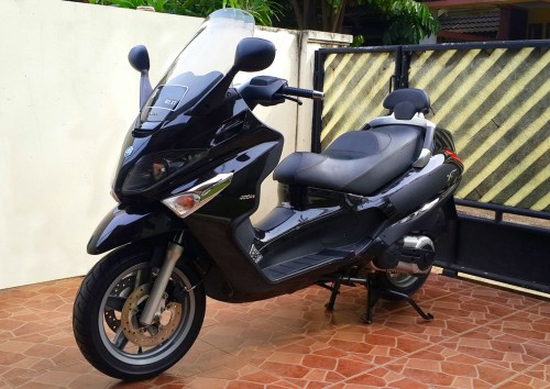 Piaggio xevo 400cc depan kanan