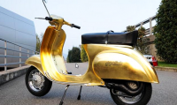 Vespa Modif Berlapis Emas 23 Karat Buatan Polini