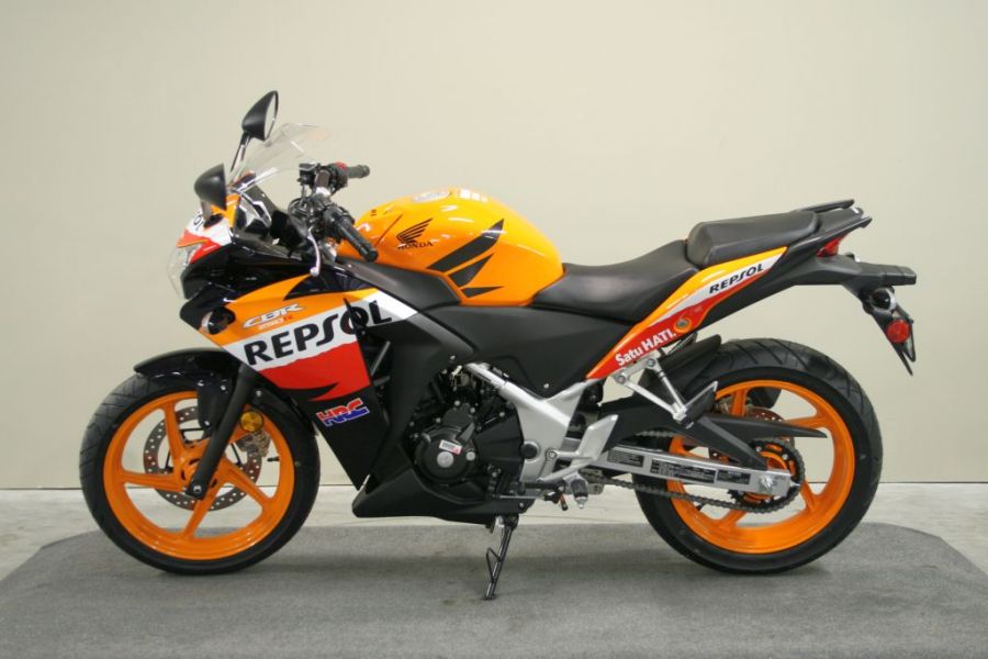 2013-Honda-CBR250R-Repsol_005