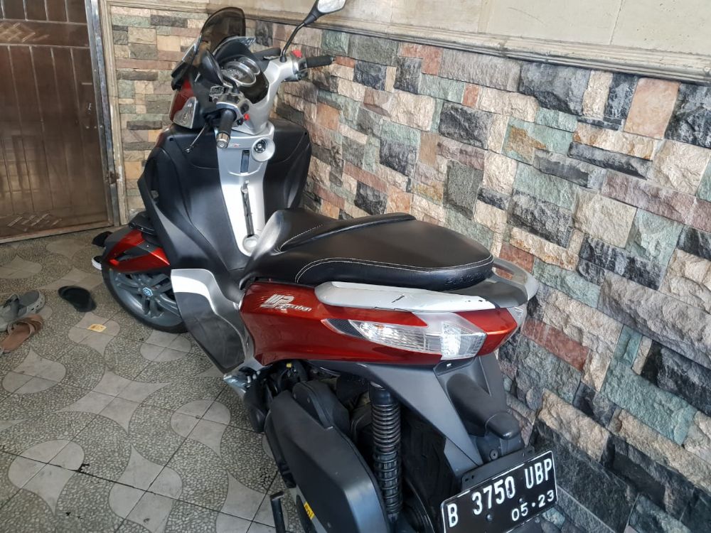 Motor Piaggio Warna Merah Yourban 125 MP3